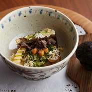 しいたけの笠に、はまぐりのだしを使ったソースと野菜を詰め、お好み焼きのように仕上げた一品。最後はゲストの前でトリュフを削り、芳醇な薫りで料理を包み込みます。
※料理は一例です。季節に応じて変わります。
