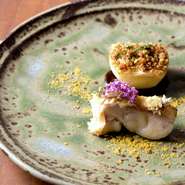 独立以来、信頼のおける関係性が続いている業者との取引を大切にしている米村氏。毎日市場に出向き、自身の目で判断しつつも信頼のおける方々と会話を交わしながら、その日仕入れる食材を決めています。