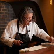 料理の全てを米村氏自身が確認できる席数に限定し開かれた【新門前　米村】。「ゲスト一人一人と真摯に向き合い、自分が納得できる料理をのみを提供するために立ち上げた店」と、話します。