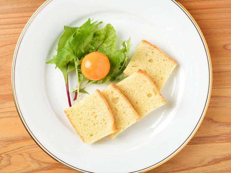 卵黄の濃厚な味わいと、風味豊かな自家製パンがベストマッチ!『卵黄のピクルス 自家製パン添え』