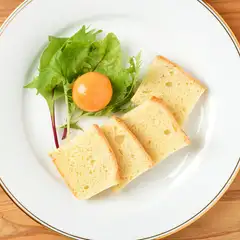 卵黄の濃厚な味わいと、風味豊かな自家製パンがベストマッチ！『卵黄のピクルス 自家製パン添え』
