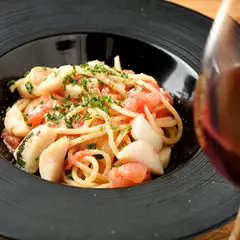 こだわりの生パスタをフレッシュ素材でいただく人気メニュー『フレッシュトマトとホタテのパスタ』