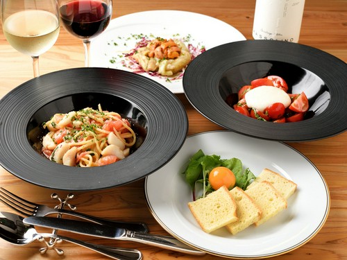 ワインと一緒においしいイタリア料理を楽しんで