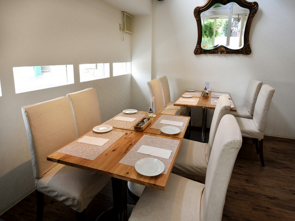 店内は白を基調とした上品で落ち着いた空間