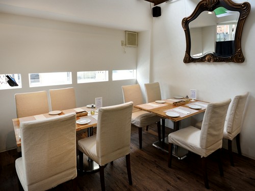 格調高いおしゃれな鏡と小窓からの光で明るい店内