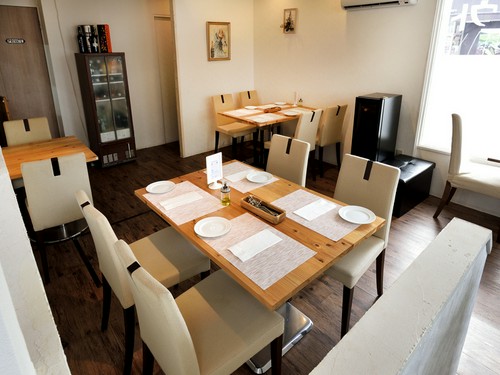 シンプルだけど小粋なインテリアが心憎い演出の店内