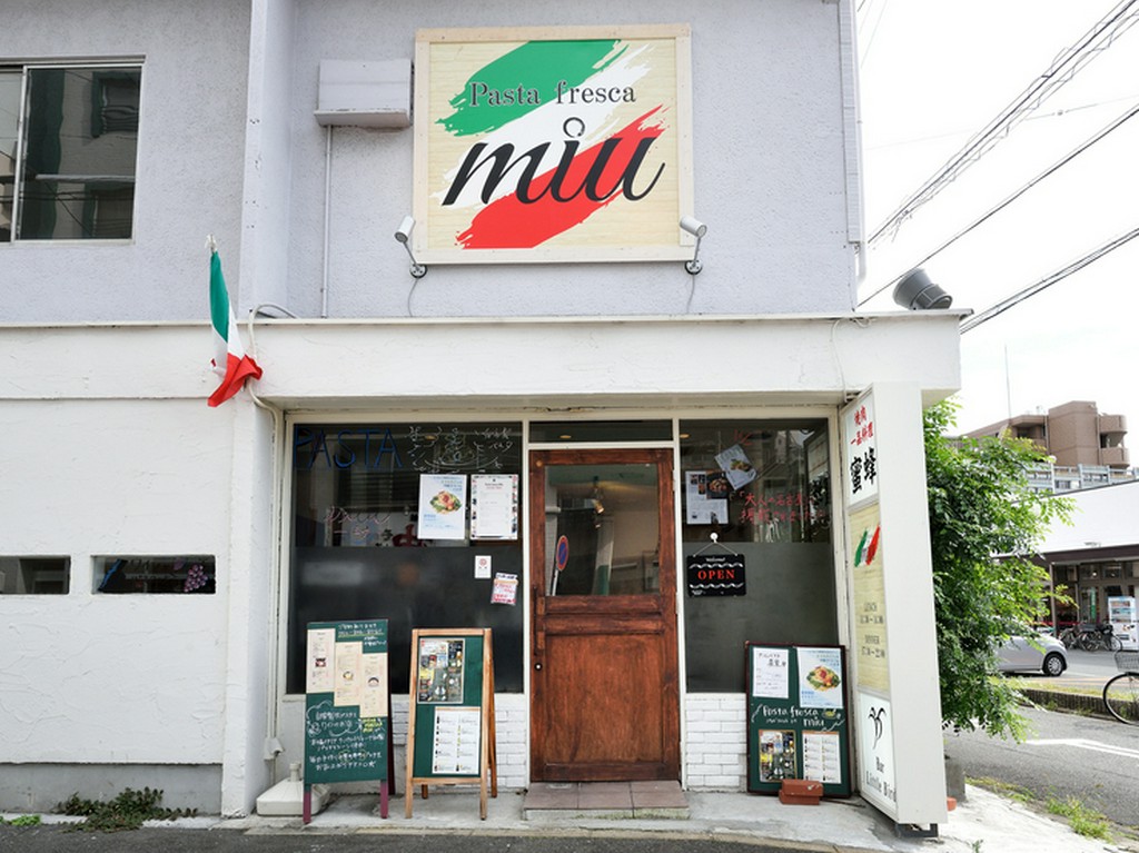 イタリアンカラーの看板に、おすすめ料理が書かれた黒板が目印