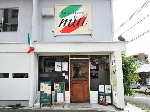 イタリアンカラーの看板に、おすすめ料理が書かれた黒板が目印