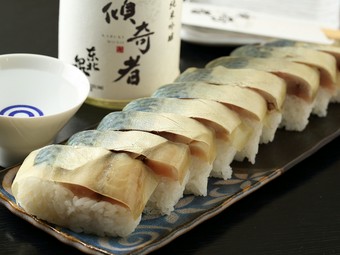 昆布の旨味を染み込ませた、お店自慢の『バッテラ』