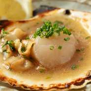 絶妙な焼き加減で仕上げたバター焼き。バターと秘密の調味料で味付け、濃厚な味わいに仕上げています。ホタテを食べた後は、旨みたっぷりのだしをチュッと吸うのが“通の楽しみ方”です。