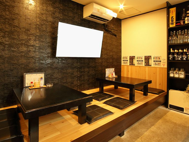 小上がりでは、靴を脱いでリラックスしながら食事を楽しめる