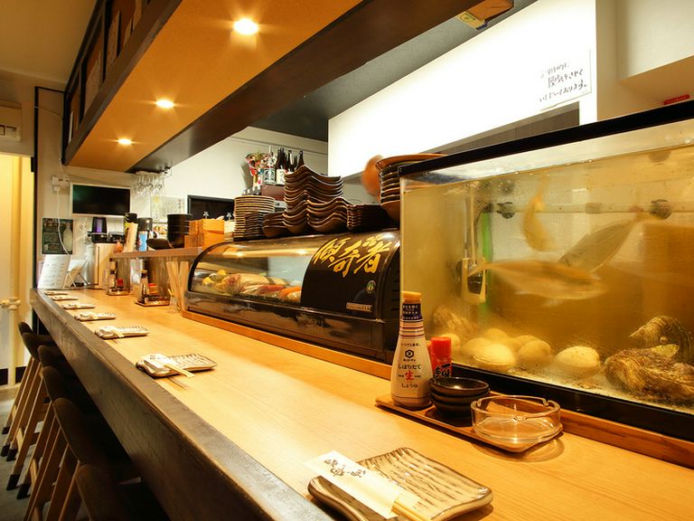 カウンター席も人気。“お一人様”の利用も可能