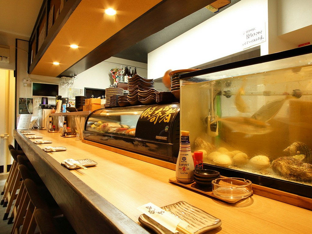 カウンター席も人気。“お一人様”の利用も可能