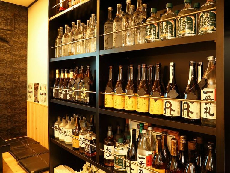 お酒も豊富に取り揃え。オススメに身を委ねるのも乙なもの