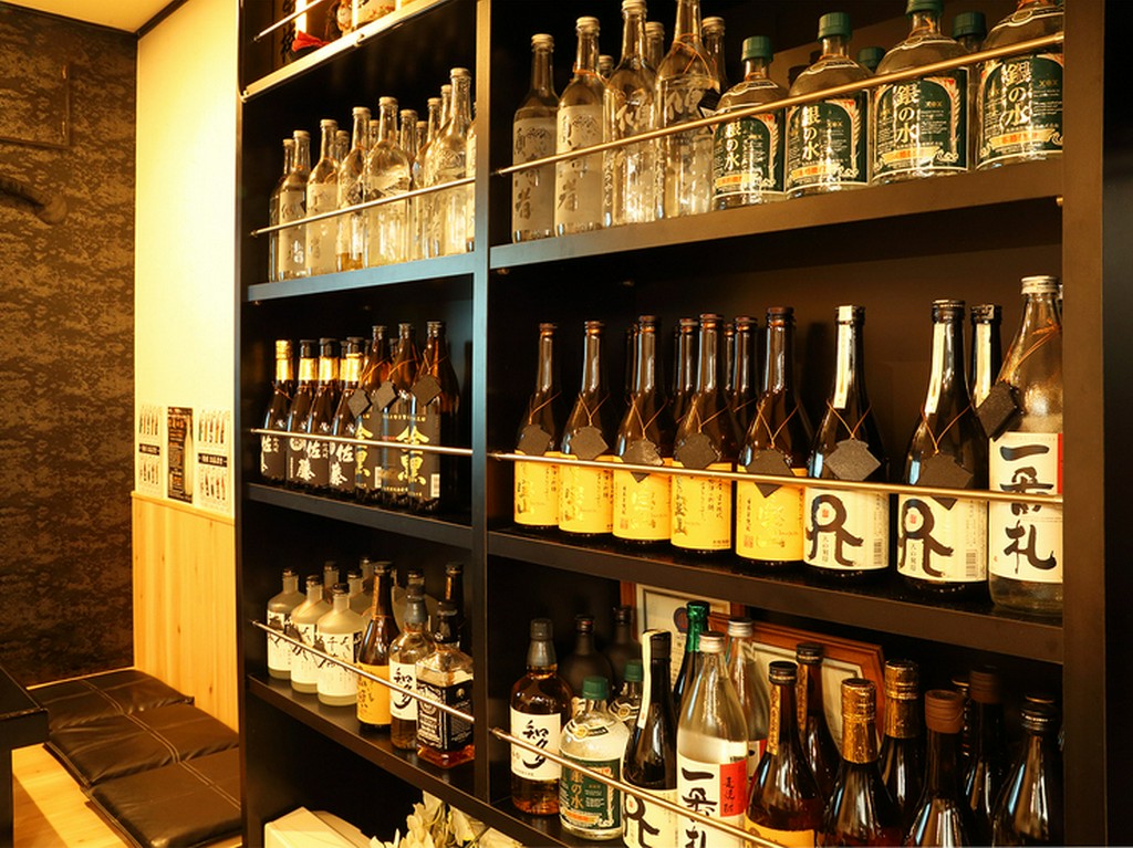 お酒も豊富に取り揃え。オススメに身を委ねるのも乙なもの