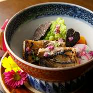 ボリュームのある北海道産の大穴子を柔らかく煮て、長野県の農園から届く旬の野菜と共に仕上げています。とろける穴子の旨みとトリュフの香り。和食を基本として創作を加えた、このお店の真骨頂ともいえる一皿です。