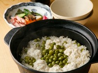 旬の魚介や直送野菜を使用した炊き込みご飯や銀シャリを、季節に応じて提供しています。