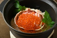 旬の魚介や直送野菜を使用した炊き込みご飯や銀シャリを、季節に応じて提供しています。