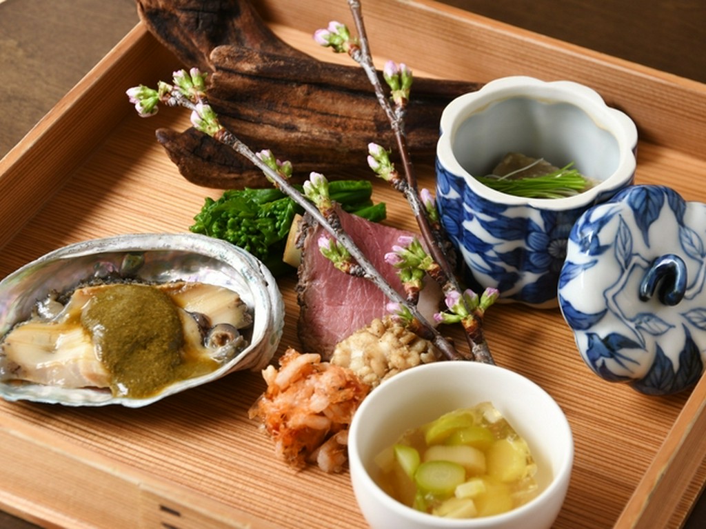 四季折々の草花を愛でるような美しさの『八寸盛り合わせ』
