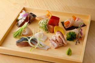 新鮮な魚介の旨みをそのままに。色鮮やかな『お造り盛り合わせ』