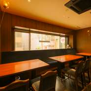 会社宴会も行われるテーブル席。ベンチシートでゆっくりとお寛ぎいただけます。