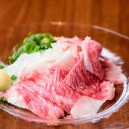 めったにお目にかかれない希少部位「コウネ」は、牛の前足の付け根部位のこと。サッと表面をバーナーで炙り、おろしにんにく醤油と一緒に味わえば、あっさりとしながらも濃厚な肉の旨みを感じられます。