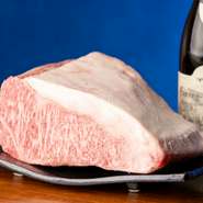 赤身と脂とのバランスが絶妙なA4ランクの広島牛をはじめ、旬の海鮮や野菜、調味料、酒に至るまで厳選。“地産地消率100％”を目指し、選び抜かれた食材たちによる鉄板焼をお楽しみいただけます。
