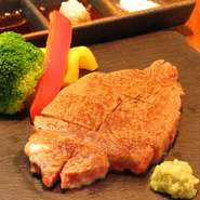 赤身の量が多くて脂が少なく、この上なくやわらかな『広島牛ヒレステーキ』は、赤身がお好きな方にオススメ。仕入れによっては、ヒレの中央の希少部位「シャトーブリアン」を同価格で提供している日もございます。