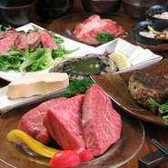 『広島牛のたたきのサラダ』に始まり、『広島名物炙りコウネ刺し』、ハンバーグ、フォアグラ、あわびのステーキ、広島和牛のランプステーキ、サーロインステーキ、ヒレステーキ3種もついた贅沢なペアコースです。