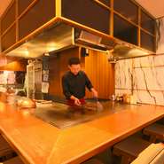 目の前で焼き上げるライブ感も鉄板焼の醍醐味の一つ。L字の印象的なカウンター席は、いずれも特等席。料理人の技を間近に、臨場感たっぷりのパフォーマンスをお楽しみいただけます。