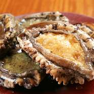県内でもあまり知られていない、倉橋島の近くで獲れる新鮮あわびをステーキに。肉厚なその身をバターでソテーし、濃厚な肝ソースで味わう店主自慢の一品。立ち上る極上の香りもご馳走です。