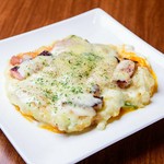 鉄板上で焼き上げるベーコンと、とろ～りとろけるチーズを合わせたお店オリジナルのポテトサラダ。「ポテトサラダ好き」を自認する店主のアレンジが光る、エンターテイメント性抜群のメニューです。