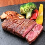 サシがバランスよく入り、赤身のおいしさがしっかり感じられるA4ランクの広島牛のサーロインステーキ。肉の強い旨みを呉の藻塩、川中醤油のだし醤油に広島産ワサビなど、地産の調味料が引き立たせます。
