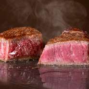 牛ヒレはサーロインの下部で内臓のすぐ上部に位置します。牛肉は運動量の多い部位はスジが多く硬いですが、反対に運動量の少ない部位はスジが少なく柔らかいです。ヒレは牛肉の中でも運動量が極めて少ない部分のため最も柔らかい部位です。脂身が極めて少なく、どのランクの牛でもとても柔らかいのが特徴です。その良質な肉質から「肉の女王」と称されています。
3,600円(税込)～　（150g～）