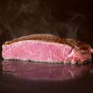 超希少部位のシャトーブリアンは牛からしか取る事の出来ない部位で、ヒレ肉のさらに肉質の良い中心部分(大腰筋)のことを指します。シャトーブリアンは、そのヒレのなかでも最もやわらかい部分。箸でスッと切れるほどのやわらかさです。赤身肉ですが非常にやわらかく、肉汁もたっぷりで、上品な味が特徴です。
4,200 円(税込)～　（150g～）