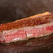 イチボは赤身の肉であり、大きく分類するとモモ肉に、細かく分類するとお尻の先端の肉やお尻の骨周りの肉のことです。もも肉でありながら柔らかく、脂肪とのバランスがいいためサーロインと特徴が似ています。1頭からわずかしか取れない希少な部位で、脂肪がありしっかりとした肉の旨味を感じられます。赤身の良いところと、脂身の良いところをいいとこ取りしたような部位がイチボです。
2,400 円(税込)～　（150g～）