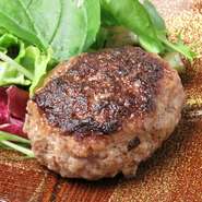 ステーキとして提供している広島牛をカットした際、ステーキの形にならない新鮮な部位をハンバーグに。塩、胡椒のみのシンプルな味付けで、やわらかくジューシーな広島牛の旨みを思い切り堪能できます。