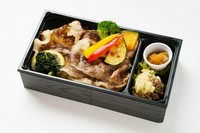 青ひげ厳選の鉄板で焼き上げた広島牛の焼肉が食べられる定番のお重です。※最低配達金額 15,000 円