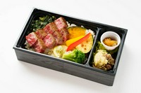 青ひげ厳選の赤身と脂のバランスの最高な広島牛特上ロースステーキがしっかり楽しめる満足感のあるお重です。※最低配達金額 15,000 円