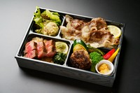 青ひげ厳選の赤身の旨みたっぷりの広島牛特上赤身ステーキと鉄板で焼き上げた広島牛焼肉、広島牛ハンバーグが食べられる至高の広島牛づくし弁当です。※最低配達金額 15,000 円