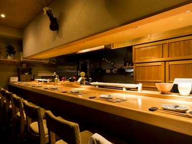 カウンター席に隣同士で腰掛け語り合えば、自然と会話も弾む