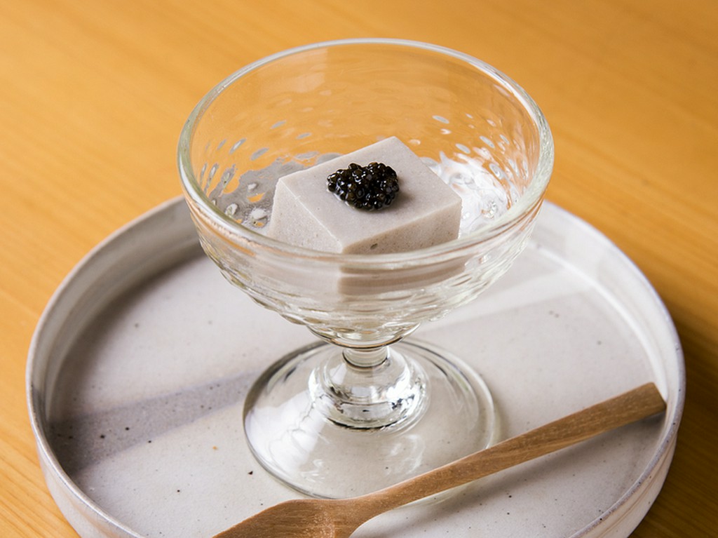 新ごぼうのムース　キャビア乗せ