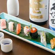 寿司に良く合う日本酒は、全国各地より店主自らが選び抜いています。その時期だけしか入手できない四季折々の限定酒やプレミアムな銘酒など、充実の品揃え。少しずつ試せる『三種呑み比べ』も人気です。