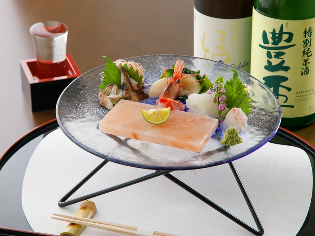 刺身へと移る優しい塩味でいただく斬新な刺身『岩塩板で食べるお刺身』