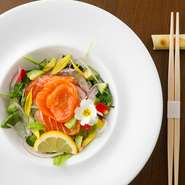 選りすぐりの魚介に加え、季節感豊かな野菜を使うのも【鮨乃悠家】流。幻の高級魚と呼ばれる「さくらます」を薔薇の花のように盛り付けた『前菜』は、女性にも喜ばれる綺麗な一皿です。
