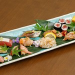 ディナー限定のおまかせにぎり九貫と日替わりのお味噌汁のセットになります。