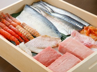 彩り豊かな寿司や和食に欠かせない季節感豊かな素材を吟味