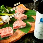 正規生産者より買い付けた「松阪牛」「神戸ビーフ」を筆頭に、気仙沼産のフカヒレ、柳橋中央卸市場直送の鮮魚・季節の野菜など、各地より集められた珠玉の食材たちによる鉄板焼きを楽しめます。