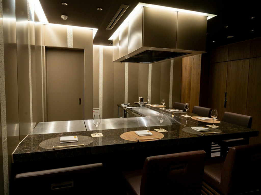 鉄板カウンター付きのプライベートな個室