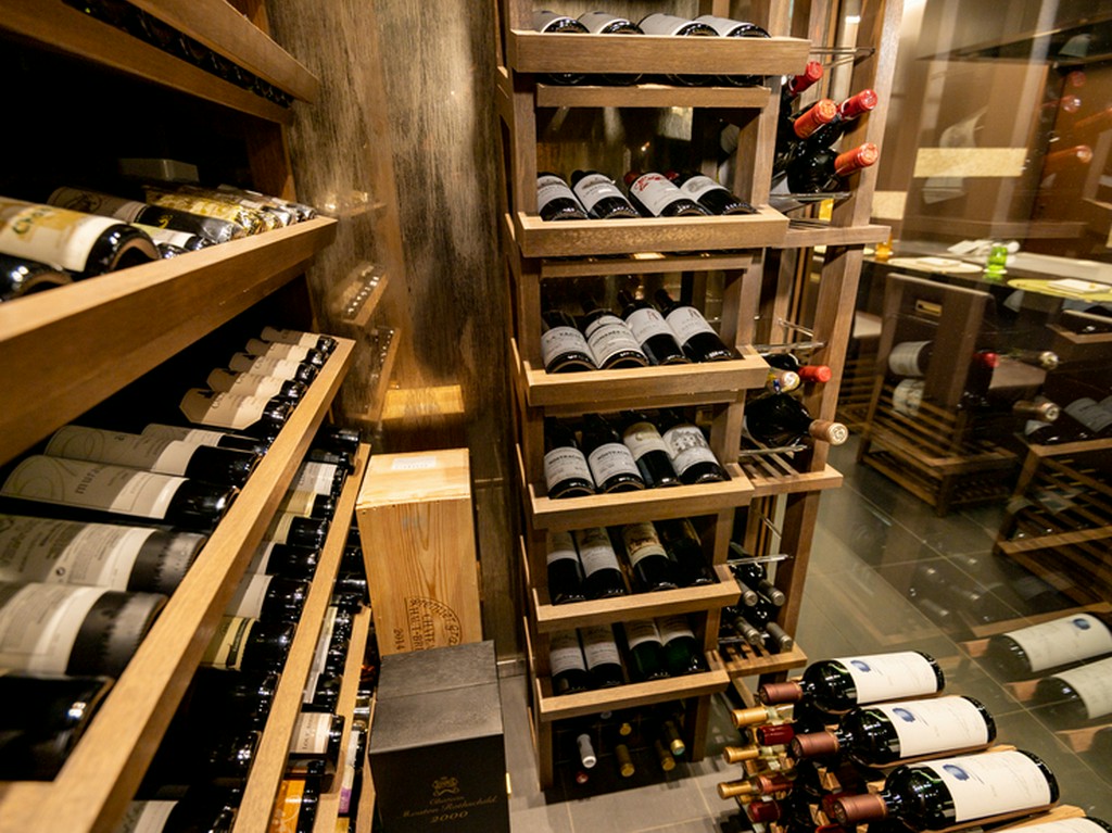 ワインセラーで静かに眠るワインたち